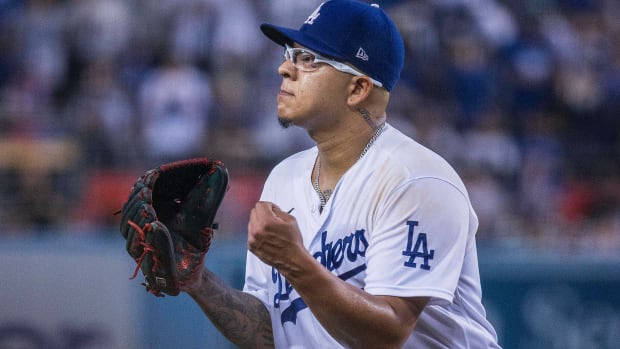 Julio Urías celebra